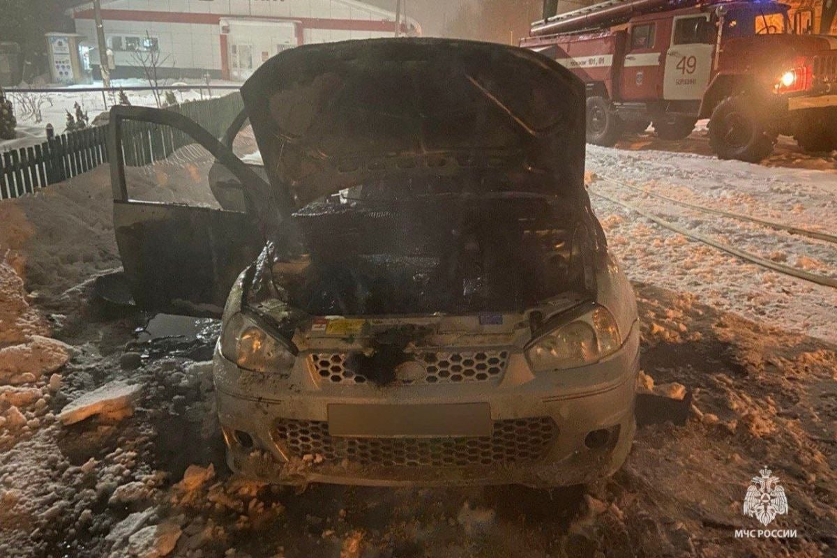 Пять пожаров потушили тульские спасатели в последний новогодний выходной 11 января на территории Тульской области произошли пять техногенных пожаров к ликвидации которых привлекались сотрудники МЧС Самый крупный из них произошел в гаражном кооперативе на улице Седова в Туле Огонь охватил 200 квадратных метров одного из строений Пожар потушили 15 специалистов спасательного ведомства Еще два возгорания произошли в Щекинском районе В столице района на 1 й Луговой улице горел легковой автомобиль а в деревне Орлова дачный дом Кроме того огнеборцы справились с горящими автомобилем в поселке Бородинском Киреевского района и заброшкой на улице Правды в микрорайоне Угольном в Донском Все происшествия обошлись без пострадавших Фото МЧС России по Тульской области 1  2   Подпишись на новости Мы в MАХ