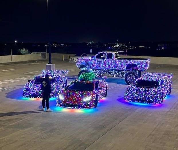 Украшение машин гирляндами может обернуться штрафами Водителям которые решат украсить свои машины к Новому году стоит помнить что за неправильное размещение гирлянд может грозить штраф до 500 рублей Украшения не запрещены но важно чтобы они не закрывали обзор не мешали работе дворников и не перекрывали свет фар Красные огни спереди или белые сзади могут считаться нарушением за это уже предусмотрено лишение прав Подписаться на Авторадио