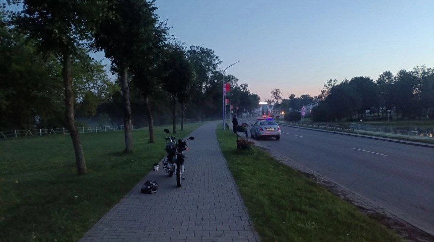 Не справился с управлением - в Щучине 17-летний подросток на мотоцикле попал в ДТП Инцидент произошел на улице Советской, где юноша, управляя мотоциклом "Минск", превысил скорость и потерял контроль над транспортным средством. В результате он наехал на бордюр и перевернулся. Подросток получил травмы и был госпитализирован в больницу скорой медицинской помощи в Гродно. Сейчас проводится проверка обстоятельств ДТП. Обр.связь ТГ ВК YouTube Inst