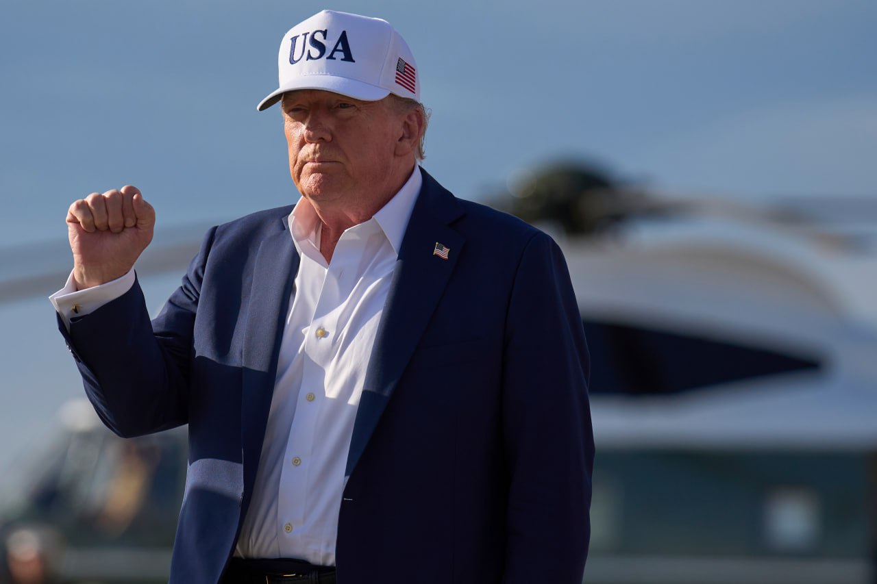 Трамп готов поддержать законопроект о санкциях против России Но при одном условии – документ должен расширить полномочия президента США в вопросах внешней политики. Об этом сообщает Politico со ссылкой на источники в Белом доме и конгрессе: «Законопроект должен включать полноценные полномочия по освобождению от санкций». Сейчас проект разрешает президенту на 180 дней отменить 500-процентные пошлины в отношении стран, которые закупают российские нефть и уран. Авторы законопроекта согласились добавить возможность продления отсрочки, если это будет находиться под контролем конгресса. Однако Белый дом не устраивает, что конгресс может сомневаться в решениях Трампа. Подпишитесь на «Абзац» Добавьте «Абзац» в ленту «Дзена»
