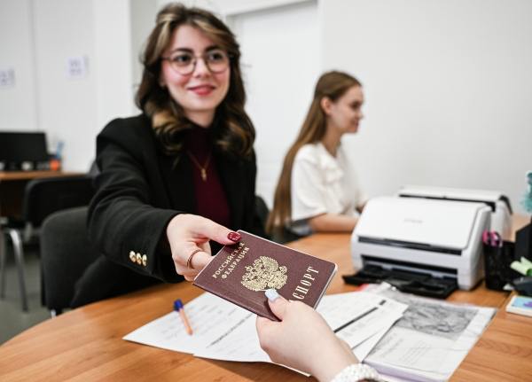 Ведущие вузы Москвы сообщили о росте цен на обучение для экономистов и юристов  Стоимость обучения по этим специальностям увеличилась от 5% до 19,5% в 2025/26 учебном году.  В пресс-службе Российского государственного гуманитарного университета отметили, что в прошлом году семестр по направлению «Экономика» очной формы бакалавриата стоил 152 500 рублей, сейчас — 160 000 рублей. Абитуриентам, выбравшим «Юриспруденцию» в прошлом году, было необходимо заплатить 142 650 рублей, а сейчас — 177 500.    Подпишись на «Говорит Москва»