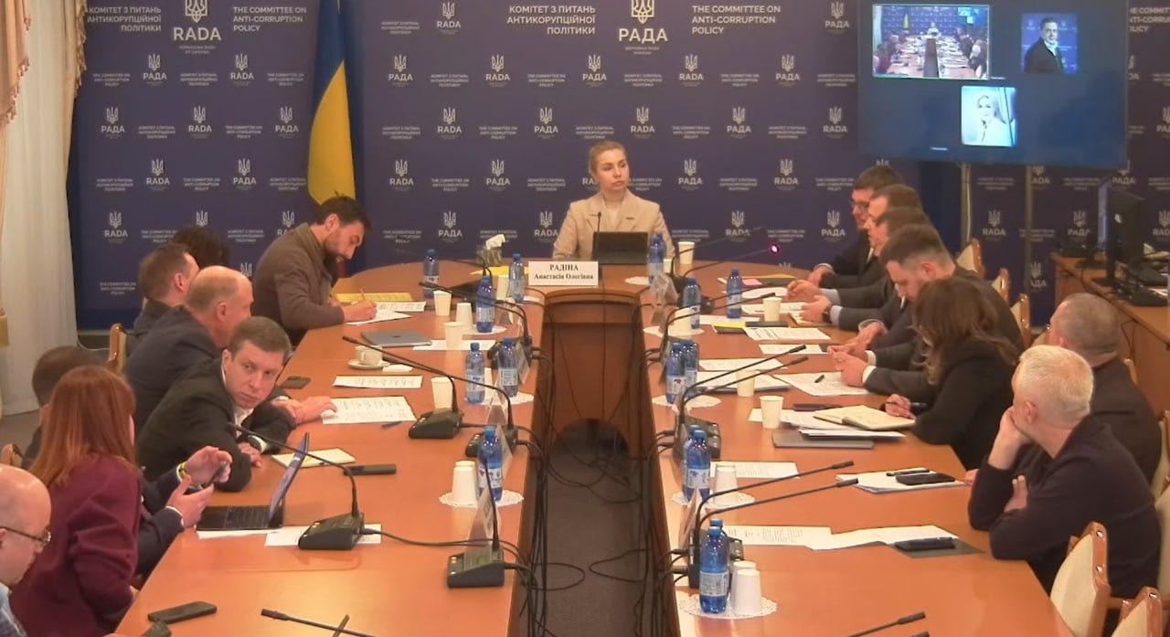 НАБУ анонсировало новые подозрения по делу Миндича в ближайшее время Директор ведомства Кривонос заявил что новые подозрения вероятно будут касаться уже не энергетики Я глубоко убежден что у нас будут еще подозрения в этом деле и оно будет расширяться Что касается других сфер да у нас есть понимание что средства поступали не только из энергетики Но она была наиболее приоритетна потому что наиболее темная заявил Кривонос на заседании парламентского комитета Он отрицает что публикация пленок остановилась из за геополитики Мы же не сериал снимали а публикуем то что сейчас поможет следствию Мы не остановили работу и публикацию из за геополитики нет никакого давления Когда потребуется для расследования сделаем заявил Кривонос Ранее нардеп Гончаренко заявил что НАБУ подготовило подозрение Умерову А СМИ писали что публикация пленок по оборонке отложена из за режима военного положения Сайт Страна X Twitter Прислать новость фото видео Реклама на канале Помощь