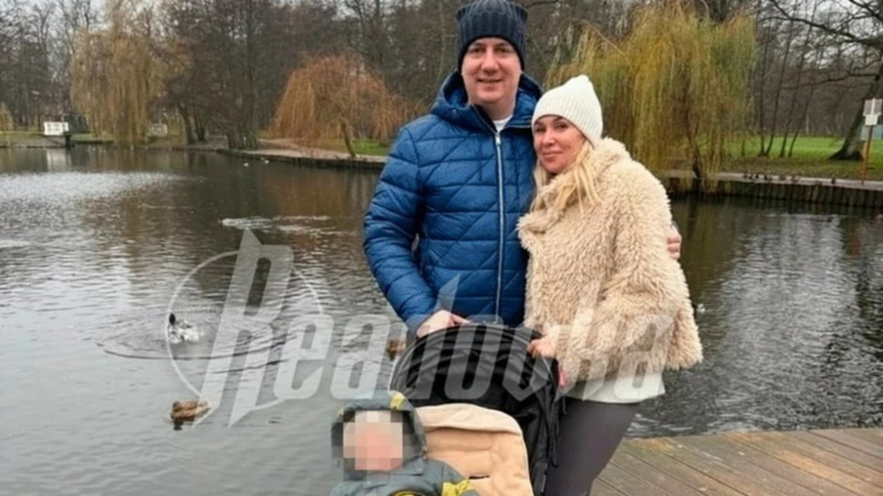 Сильный паспорт для сына Как роды жены российского депутата в Чили обернулись скандалом В Сети широко обсуждают резонансную историю о том как жена тольяттинского депутата от Единой России родила сына в Чили Речь идет о супруге депутата местной гордумы Александра Дорожкина 42 летняя Любовь рассказала в своих соцсетях что они вместе с мужем выбрали именно эту страну чтобы у их ребенка был сильный паспорт Кадры разлетевшиеся по Telegram каналам и СМИ вызвали жуткий скандал Парламентария хотят лишить партийных должностей и вывести из состава местного политсовета Все что известно о скандальных родах жены Дорожкина и как эту ситуацию прокомментировали власти в материале amic ru Фото Readovka