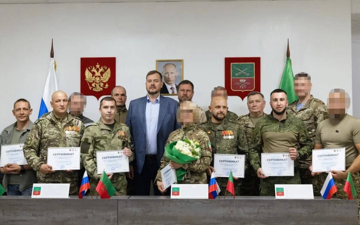 Губернатор Запорожской области Евгений Балицкий встретился с финалистами конкурса «Zапорожские герои», в котором участвовали 203 человека. В финал вышли 30 участников, включая девушку-оператора БПЛА из батальона «Барс-Сармат». Семнадцать финалистов удостоены госнаградами, среди которых медали Суворова, Жукова, «За отвагу», «За воинскую доблесть» и Георгиевский крест 4-й степени. Конкурс, организованный по инициативе Президента РФ Владимира Путина и Президентской академии, направлен на подготовку участников СВО к работе в органах власти. Победители пройдут обучение и стажировку, чтобы трудиться на благо Запорожской области и России, способствуя восстановлению мирной жизни. Балицкий отметил мужество и созидательный потенциал участников, подчеркнув их готовность строить будущее региона. Губернатор пообещал поддержку на всех этапах их пути, выразив уверенность, что их опыт станет основой для развития Запорожской области.