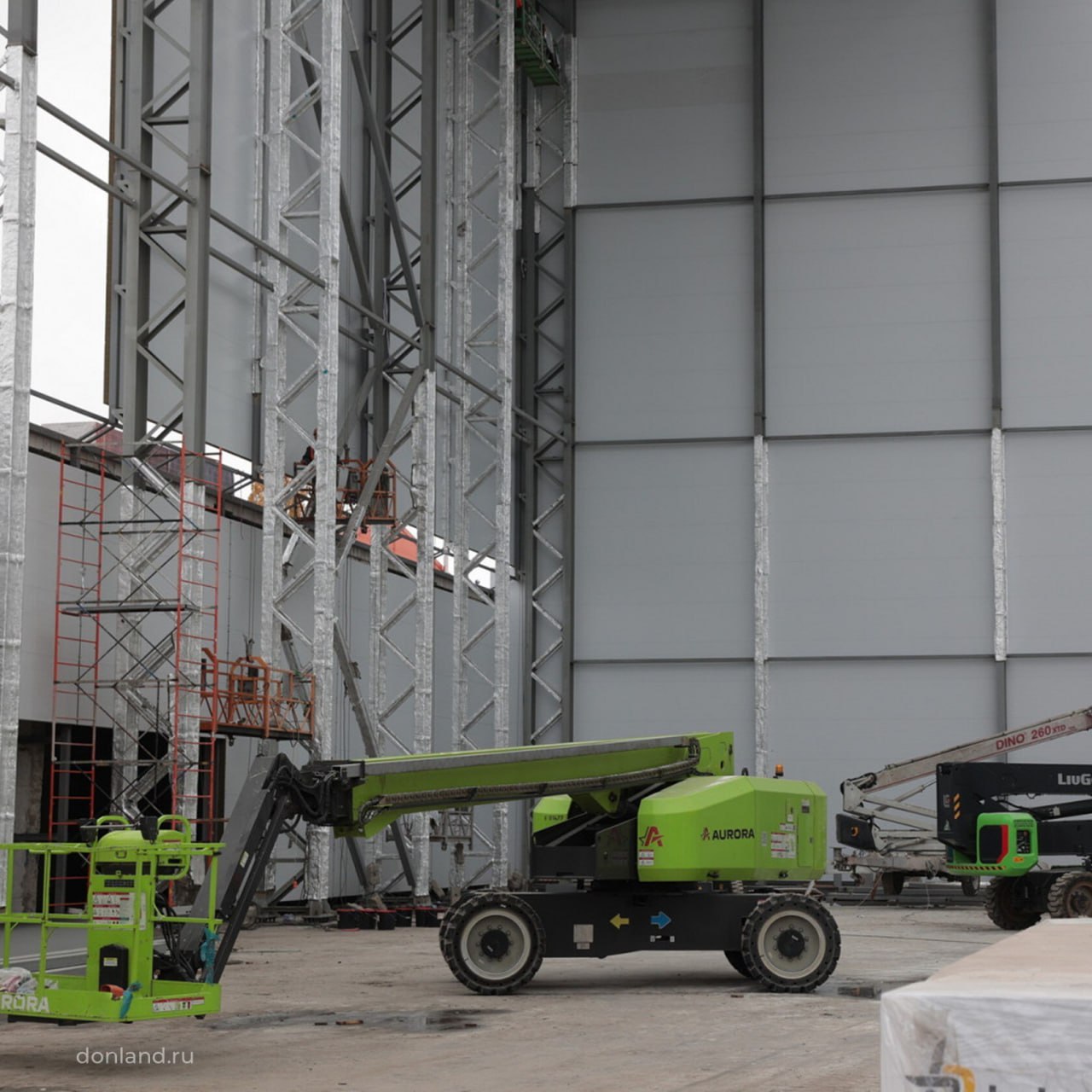 В Ростове построят роботизированный логокомплекс за 700 млн рублей В Ростове на Дону на улице Луговой начали строительство роботизированного склада на территории Северо Кавказского логистического предприятия для хранения и сортировки грузов за 700 млн рублей Склад площадью 2 2 тысячи квадратных метров оснастят роботизированной системой на базе российского программного обеспечения На данный момент идет монтаж несущих колонн и ограждающих конструкций здания RostovRegion Подписаться Забустить