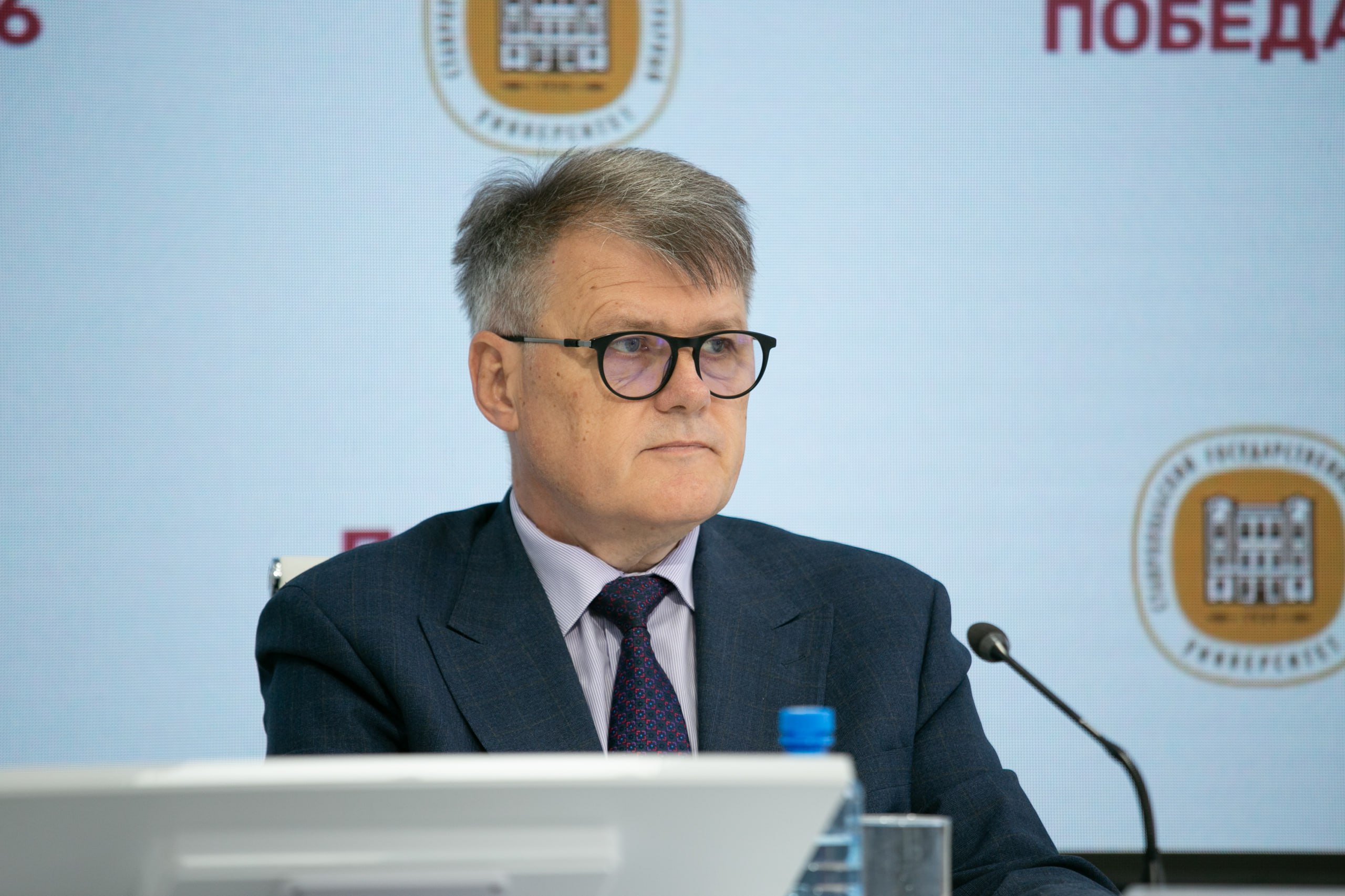 Портрет типичной жертвы мошенника назвали в РИЦ Ставрополья Чаще всего на удочку аферистов попадаются работающие женщины 24-44 лет с низким доходом и средним уровнем образования. По словам замуправляющего Отделением Ставрополь Южного ГУ Банка России Игоря Шапина, это типичный портрет жертв злоумышленников не только в крае, но и почти по всей России. «В целом по России портрет почти везде женский. Это типовой портрет. В 2023 году попадались женщины в возрасте 45-64 лет, но цифра изменилась. Если говорить о Северо-Кавказском округе, то у нас мужское лицо у портрета только в Чечне и РСО-Алании. На юге — это Волгоград», — отметил Игорь Шапин.