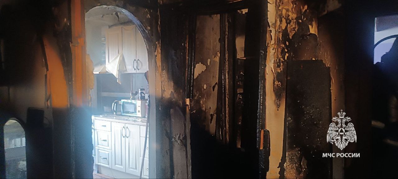 Итоги суток   За прошедшие сутки в крае ликвидировано 14 пожаров, травмирован 1 человек.   В Сосновоборске на пожаре в многоэтажном доме пострадал девятилетний мальчик. Пожар был ликвидирован на площади 6 квадратных метров в квартире на втором этаже. Ещё 15 человек, из которых 4 детей эвакуировались самостоятельно до прибытия пожарно-спасательных подразделений. Причина пожара - неосторожное обращение с огнем неустановленных лиц. Тушили огонь 13 человек личного состава и 3 единицы техники  фото .   В СНТ «Нерудник» Манского района в результате пожара сгорел дачный дом на площади 55 квадратных метров. Предварительная причина - несоблюдение правил пожарной безопасности при эксплуатации печи. На тушении  работали 3 единицы техники и 10 человек  видео 1 .   На оказание помощи при ДТП силы и средства МЧС России привлекались 3 раза. В  городе Дудинка в результате  дорожно-транспортного происшествия произошло возгорание. Никто не пострадал. На тушении работала одна единица техники и пять человек личного состава  видео 2 .   Происшествий на воде за сутки не зафиксировано.