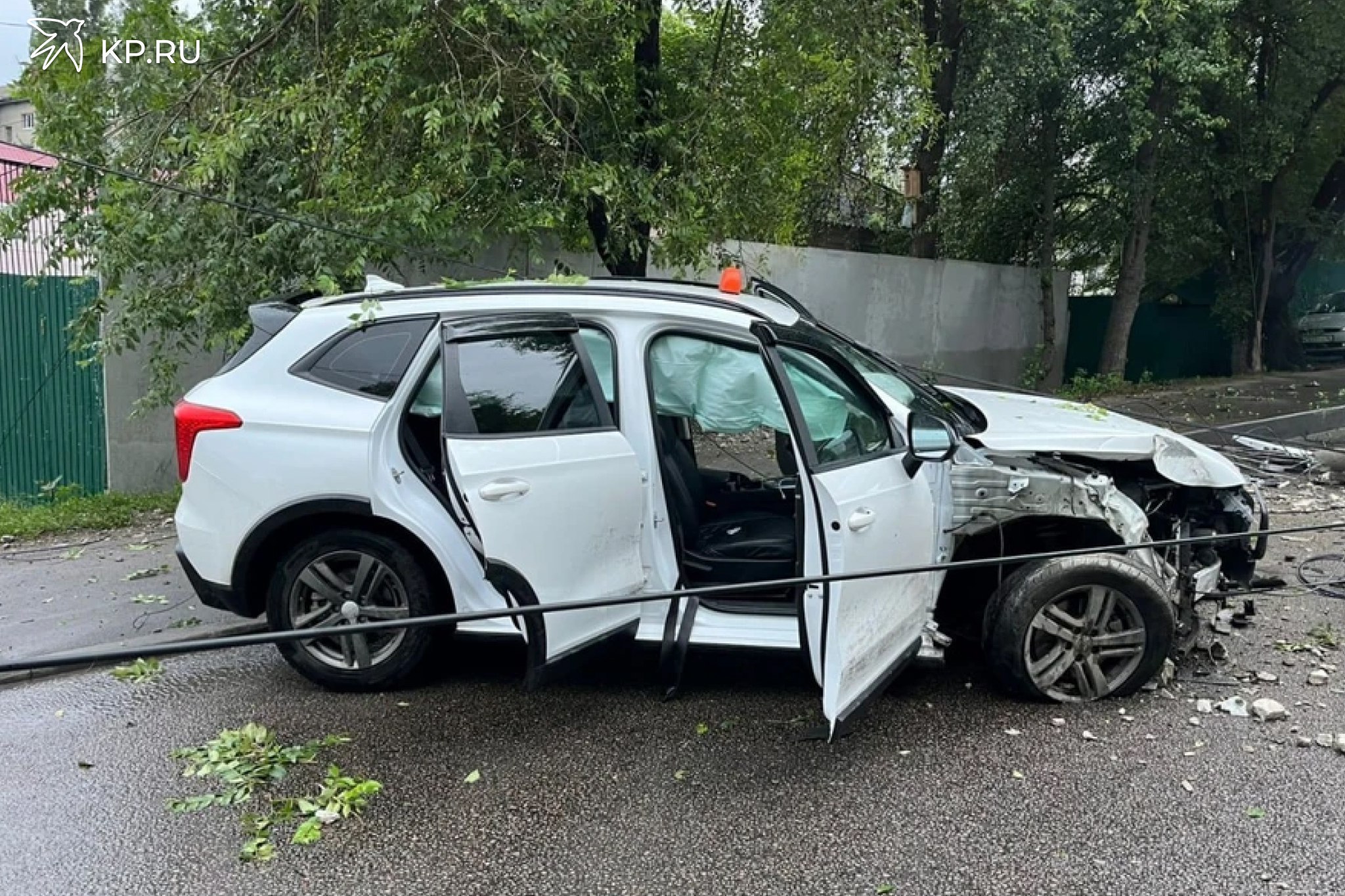 В Воронеже во врезавшемся в столб такси пострадала пассажирка Утром 23 июня в Воронеже на улице Солнечная произошло ДТП с участием автомобиля такси «Хавал Джолион». Об этом рассказали в ГУ МВД по региону. По предварительной информации полиции, машина ехала со стороны Проезда Ясный в направлении улицы 45 Стрелковой Дивизии. 36-летний водитель такси, житель Поворинского района, не справился с управлением. В результате машина врезалась в световую опору. В салоне в это время находилась пассажирка — 56-летняя жительница Воронежа. Она получила травмы и была доставлена в больницу. Госавтоинспекция проводит проверку, выясняются причины и обстоятельства аварии.