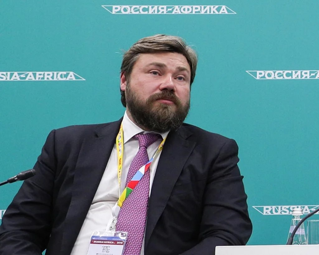 ‍  Православный бизнесмен Константин Малофеев предложил отменить пенсии для всех, кто родился после 1995 года   Мол, пусть рожают детей и надеются на них, как в Российской империи.   Миллиардер напомнил, что раньше пенсии давали только вдовам офицеров, в семьях было по семь детей и никто не ждал денег от государства. Он считает, что после комсомольских строек и либеральной карьеры россияне «никого не родят», так что пора всё вернуть на круги своя. Как встарь.