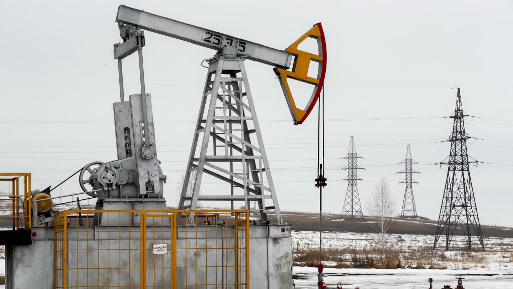 На этой неделе цена основного российского экспортного сорта нефти Urals в балтийском порту Приморск опустилась до минимальных с весны 47 4 за баррель Стоимость российской нефти впервые оказалась ниже нового ценового потолка Евросоюза Такое падение цен на чёрное золото обусловлено повышением объёмов добычи странами ОПЕК и желанием Дональда Трампа обвалить нефть Экономика на ночь