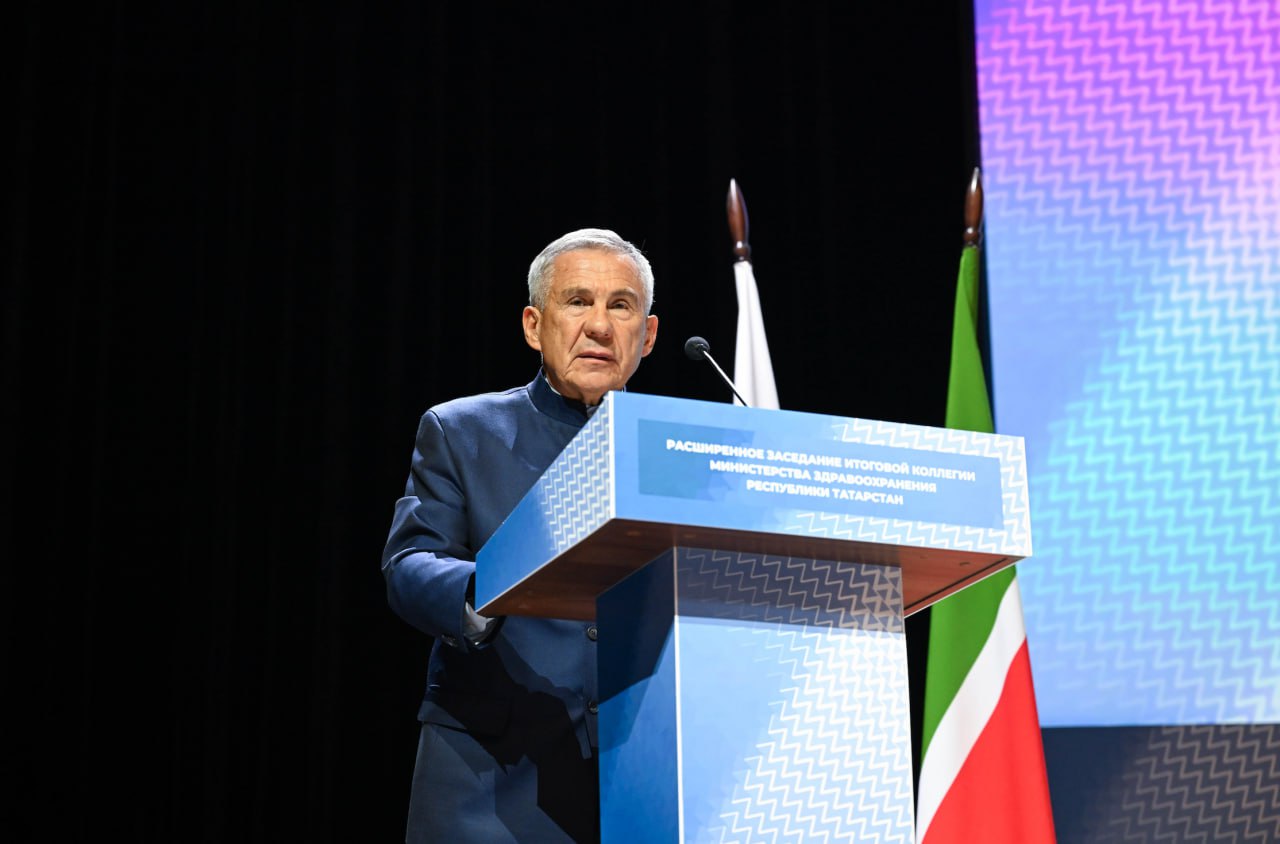 Рустам Минниханов поручил усилить работу по привлечению медкадров в районы Татарстана На итоговой коллегии Минздрава РТ Раис Татарстана подчеркнул что кадровый вопрос сегодня остаётся ключевым для системы здравоохранения Делимся главным Наибольший дефицит специалистов наблюдается в первичном звене в малых городах сельских и труднодоступных территориях а также по ряду врачебных специальностей Сегодня в республике не хватает 330 врачей первичного звена и 265 узких специалистов Рустам Минниханов поручил Правительству разработать программу поддержки под конкретных специалистов с механизмами субсидий и грантов В качестве примера уже действующих решений он отметил проект Земский доктор Отдельное внимание Раис РТ обратил на роль муниципалитетов важно не только привлекать врачей но и создавать условия для их закрепления решать вопросы с жильем детскими садами и школами Среди успешных практик отмечена организация служебного транспорта для фельдшеров которые обслуживают отдалённые населённые пункты Такой опыт уже применяется в ряде районов республики и будет взят в дальнейшую работу Подписаться на канал Наш канал в MAX