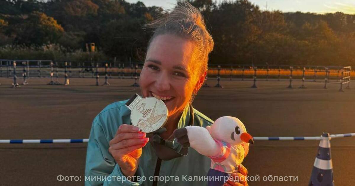 Токийский дрифт калининградка выиграла соревнования по спринту в столице Японии Калининградка Алиса Бондаренко выиграла женскую гонку спринт опередив 22 велосипедистки на Сурдлимпийских играх в Токио Об этом сообщили в пресс службе регионального министерства спорта в понедельник 17 ноября Алиса за свою карьеру завоевала уже четвёртую награду Олимпиад для спортсменов с нарушением слуха В 2013 м в Софии калининградка выиграла спринтерскую гонку спустя 4 года повторила свой успех в турецком Самсуне и добавила к этому золотую награду в индивидуальной гонке с раздельным стартом Впереди на играх в Токио у девушки ещё три старта Во вторник 18 ноября спортсменка будет участвовать в индивидуальной гонке по очкам