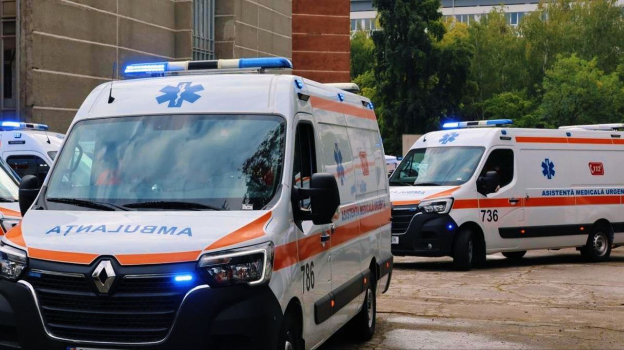 В Сороках малыш появился на свет в машине скорой помощи 22 августа в Сороках бригада скорой помощи стала участницей необычного и трогательного события они приняли роды прямо в автомобиле Около 14 23 родственники 41 летней жительницы Сорокского района вызвали скорую помощь у женщины начались интенсивные схватки Дежурные диспетчеры оперативно направили бригаду медиков которая прибыла на место и установила что родовая деятельность уже в активной фазе а у пациентки это вторая беременность Благодаря слаженной работе фельдшеров и постоянной поддержке диспетчеров роды прошли без осложнений В 15 19 в машине скорой помощи на свет появился здоровый мальчик весом около 3 кг После успешных родов мама и новорождённый были доставлены в родильное отделение Сорокской районной больницы Их состояние оценивается как хорошее newsmd24
