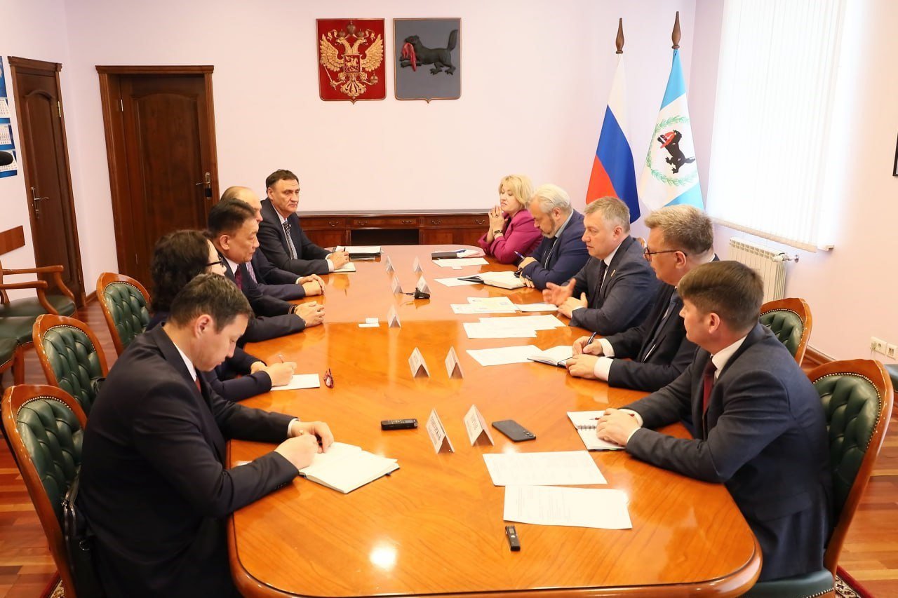 Иркутская область и Монголия намерены активно развивать взаимодействие в сфере науки Совместную работу в сфере науки и развития технологий обсудили Губернатор Иркутской области Игорь Кобзев и президент Монгольской академии наук Дэмбэрэл Содномсамбуу. Стороны подробно остановились на организации совместной работы молодых ученых Приангарья и Монголии и обмена студентами между высшими образовательными учреждениями двух стран. «Ежегодно в университетах региона получают высшее образование более 300 граждан Монголии. Преподаватели русского языка из Монголии имеют возможность повышать квалификацию. Между Иркутской областью и Монголией накоплен значительный опыт в проведении совместных научно-образовательных и производственных проектов, которые можно реализовать в текущих условиях», – подчеркнул Игорь Кобзев. По итогам встречи принято решение проработать возможность участия молодых ученых из Монголии в молодежном форуме «Байкал».