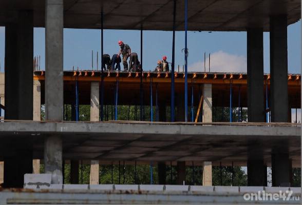 В Петербурге и Ленобласти резко выросли продажи новостроек  Рынок новостроек Санкт-Петербурга и Ленинградской области показал значительный рост. Количество проданных квартир и апартаментов в Северной столице по договорам долевого участия  ДДУ  увеличилось на 26% по сравнению с июнем, достигнув 2,8 тыс. единиц. Общая площадь продаж выросла на 25%, составив 110,7 тыс. м², сообщает издание «Деловой Петербург», ссылаясь на Dataflat.ru.  При этом средняя цена квартиры без учета скидок снизилась на 1% — до 11,1 млн рублей.  В Ленинградской области динамика также положительная: объем сделок вырос на 16%  до 1,47 тыс. единиц , а общая площадь продаж увеличилась на 15%, достигнув 62,5 тыс. м². Средняя стоимость квартиры здесь упала на 4%, до 7,2 млн рублей, а цена за квадратный метр снизилась на 3%, составив 168,9 тыс. рублей.    Online47 — Всё о Ленобласти и не только