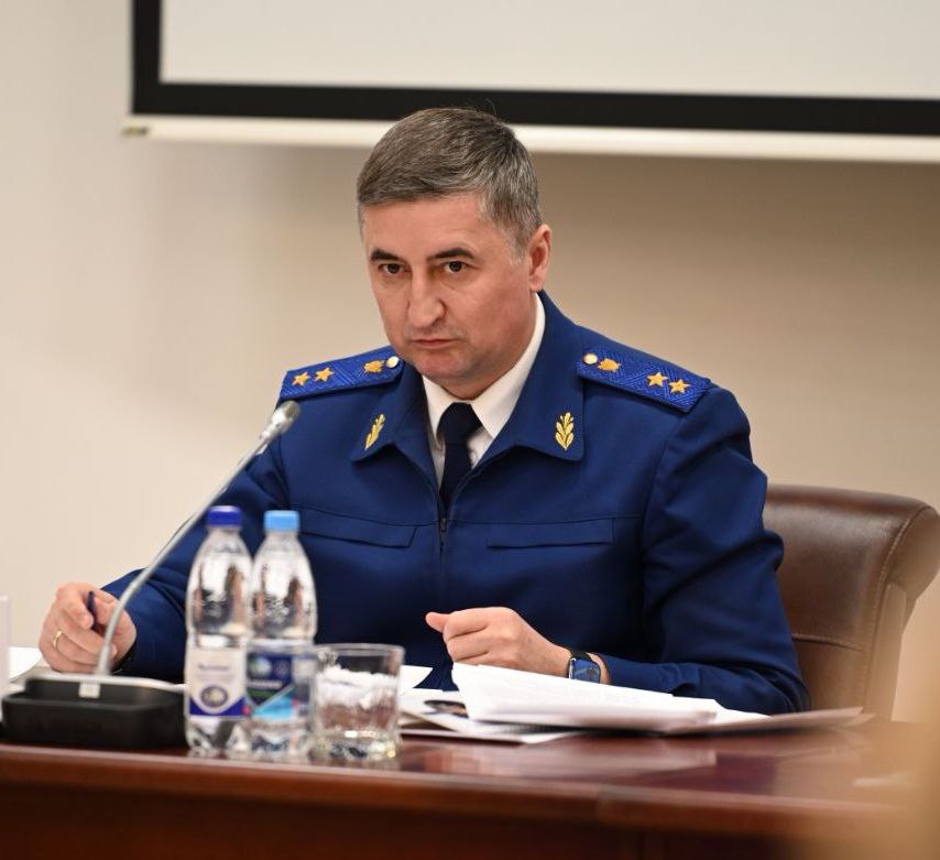 Мать ребенка с инвалидностью нашла защиту нарушенных прав своей дочери у прокурора Саратовской области Сергея Владимировича Филипенко На личный прием к прокурору Саратовской области Сергею Владимировичу Филипенко обратилась местная жительница, которая пожаловалась на нарушение социальных прав ее ребенка. Прокурорская проверка показала, что 10-летняя дочь заявительницы является инвалидом и по медицинским показаниям нуждается в приеме лекарственного препарата, обеспечиваться которым она должна за счет бюджетных средств. Вопреки требованиям закона пациентке льготные рецепты на протяжении двух месяцев не выписывались, медикамент ей не предоставлялся. С целью защиты прав несовершеннолетней прокуратура внесла представление в государственное учреждение здравоохранения «Энгельсская городская клиническая больница». В результате вмешательства надзорного ведомства права девочки восстановлены, она обеспечена необходимым лекарством. Виновное должностное лицо наказано в дисциплинарном порядке. Прокуратура Саратовской области напоминает, что по указанию прокурора Саратовской области Сергея Владимировича Филипенко действует телефон "горячей линии" по вопросам обеспечения льготных категорий граждан лекарственными средствами: 8452 49-66-78 круглосуточно , 8452 49-66-75 с 09:00 до 18:00 в будние дни .