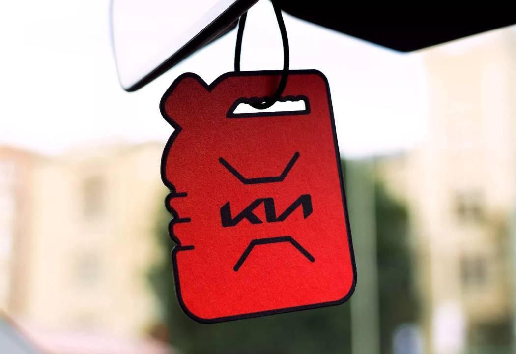В Финляндии покупатели Kia EV4 получают в подарок аромат бензина Бренд предлагает оригинальное решение для автолюбителей которые с тяжёлым сердцем расстаются с привычным миром ДВС Чтобы сделать переход на электромобиль более комфортным компания Astara Auto Finland официальный импортёр Kia в Финляндии дарит покупателям нового электрокара Kia EV4 ароматизатор с запахом бензина