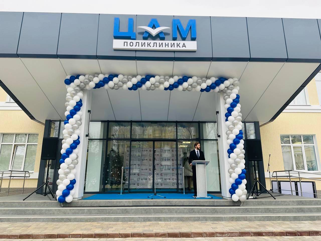 На Роствертоле открылся современный медицинский центр для сотрудников На ростовском предприятии холдинга Вертолеты России Госкорпорации Ростех заработала новая поликлиника Центравиамед ЦАМ Новая клиника оснащена современным оборудованием и предлагает широкий спектр услуг амбулаторный прием лабораторную инструментальную и ультразвуковую диагностику эндоскопию стоматологию физиотерапию и массаж   При медцентре работает дневной стационар организовано круглосуточное дежурство фельдшеров проводятся обязательные и предрейсовые медицинские осмотры Сохранение здоровья сотрудников один из приоритетов холдинга Вертолеты России В рамках проекта Госкорпорации Ростех по внедрению производственной медицины мы открываем новую современную поликлинику Высококачественное оборудование и хорошая оснащенность новых медцентров позволяют проводить диагностику консультации и восстановительное лечение без отрыва от производства Таким образом мы обеспечиваем профилактику и повышаем оперативность выявления заболеваний отметил директор холдинга Вертолеты России Николай Колесов Сегодня при поддержке ЦАМ на предприятиях Ростеха уже создано более 90 здравпунктов и поликлиник по всей стране Там где проект внедрен заболеваемость сотрудников снизилась на 30 Холдинг Вертолеты России входит в Госкорпорацию Ростех ВертолетыРоссии Ростех Роствертол