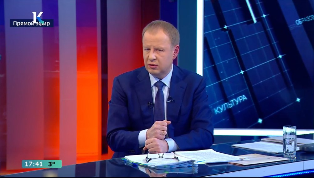 Жительница Барнаула спросила губернатора на прямой линии как планируется решать проблемы с организацией дорожного движения в новых жилых районах около аэропорта На прямую линию к главе региона Виктору Томенко обратилась жительница Барнаула Светлана Она поинтересовалась планируется ли строительство новых дорог или более грамотная организация дорожного движения в развивающейся жилой застройке возле барнаульского аэропорта В настоящее время в той части города нередко наблюдаются существенные пробки Как отметил Виктор Томенко планы по развитию дорожной инфраструктуры имеются В том числе планируется соединить Павловский тракт и проспект Космонавтов новой дорогой Я руководству Барнаула дам поручение чтобы в доступном и понятном объёме жители города были проинформированы что и где планируется строить сказал губернатор