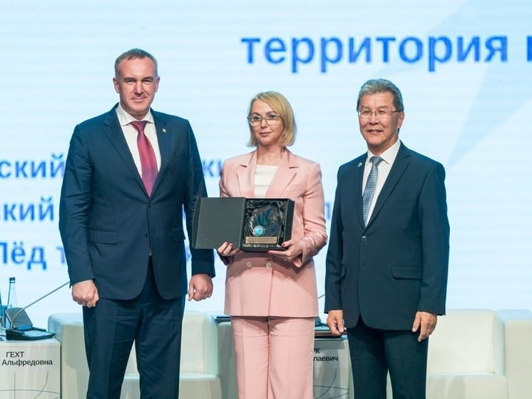 НАО стал председателем Международной организации северных регионов «Северный форум» на 2025–2027 годы На форуме-фестивале «Арктика. Лёд тронулся» прошла официальная церемония передачи председательства от ХМАО к НАО. Губернатор Югры Руслан Кухарук торжественно передал символ председательства врио губернатора НАО Ирине Гехт. — Приняв председательство Северного форума из рук губернатора Ханты-Мансийского автономного округа Руслана Кухарука, мы берём на себя особую ответственность и одновременно создаём широкие возможности для НАО. Округ может стать площадкой, объединяющей северные регионы. Ведь наши проблемы схожи – это в том числе транспортная доступность, обеспеченность энергоресурсами, развитие социальной и туристической инфраструктуры. Убеждена, что сообща мы сможем выработать эффективные решения по этим и другим вопросам. Будем обмениваться новыми идеями и практиками, чтобы сделать жизнь в Арктике интереснее и привлекательней для молодых россиян, — подчеркнула врио губернатора НАО Ирина Гехт.