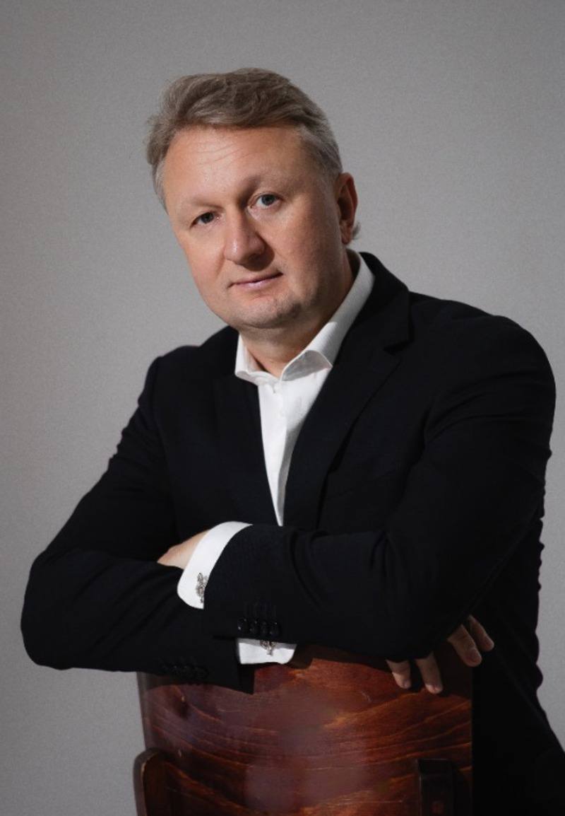 Главный дирижёр астраханского оперного театра стал заслуженным артистом РФ Соответствующий указ издал президент России Владимир Путин 6 февраля Валерий Воронин художественный руководитель и главный дирижёр Астраханского государственного театра оперы и балета удостоен почётного звания которое стало признанием его многолетнего труда выдающегося таланта и значительного вклада в развитие отечественного искусства На протяжении многих лет Валерий Воронин неизменно демонстрирует высочайший уровень профессионализма обогащая культурное наследие страны яркими постановками и преданностью своему делу говорится на сайте театра оперы и балета Астрахань 24 в МАХ