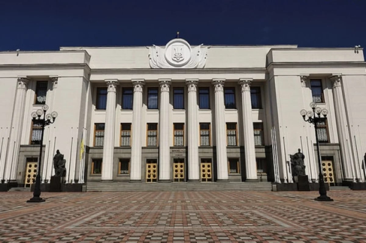 В Раде заявили о нехватке денег на ВСУ в бюджете Украины Средств, предусмотренных в украинском бюджете на 2025 год на ВСУ, недостаточно для финансирования нужд армии, сообщил в своем Telegram-канале депутат Верховной рады Ярослав Железняк. Он написал, что уже по состоянию на середину мая очевидно: запланированных расходов на армию недостаточно и потребность будет больше. Депутат анонсировал внесение украинскими властями в ближайшее время изменений в бюджет, предусматривающих увеличение расходов на ВСУ.