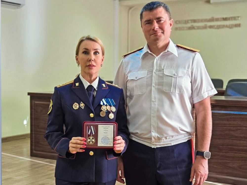 Лицу архангельского СУСКа Светлане Тарнаевой вручена медаль За высокую гражданственность По поручению главы ведомства cтарший помощник руководителя управления СК России по Архангельской области и Ненецкому автономному округу награждена медалью За высокую гражданственность 17 июня 2025 года во внерабочее время в центре города Архангельска Светлана Тарнаева пресекла действия телефонных мошенников которые представившись сотрудниками правоохранительных органов обманным путем пытались завладеть денежными средствами 73 летней женщины Редакция присоединяется к поздравлениям Фото СУ СК РФ по Архангельской области и НАО