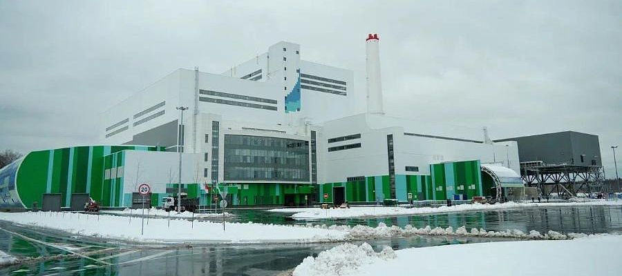 Отраслевая объяснительная Вслед за РусГидро корректировку инвестпланов в сфере ВИЭ подтвердили также Юнигрин Энерджи и Ростех Юнигрин Энерджи была вынуждена переориентировать поставки оборудования для проектов на Дальнем Востоке где ввод генерирующих мощностей позволит уменьшить энергодефицит При этом компания планирует реализовать ранее отобранные проекты в Забайкалье Чечне Дагестане Калмыкии Саратовской и Астраханской областях 265 МВт мощности будет введено в строй в 2026 г 222 МВт в 2027 г 270 МВт в 2028 г Ростех объясняет задержку ввода 265 МВт мусоросжигающих ТЭС в Ногинске Солнечногорске Наро Фоминске и Казани с высокой ключевой ставкой санкциями и удорожанием строительства При этом штрафные санкции уничтожили бы проект окончательно Высокое напряжение