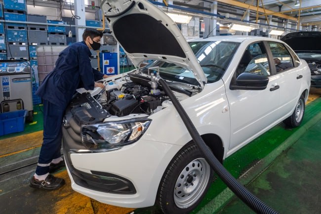 В ближайшие два месяца в ЛНР начнут продажи LADA Aura   В ЛНР в продаже появятся новинки из линейки «Автоваза». Уже в ближайшие пару месяцев в республике можно будет купить LADA Aura. Об этом сообщил исполнительный директор «Луганск-Лада» Константин Пономарев.  Также он отметил, что с марта в ЛНР уже будет вестись прием гарантийных обращений по автомобилям LADA.  - Мы сейчас работаем на тем, чтобы решение технических вопросов и гарантийных обращений было уже доступно для жителей Луганской Народной Республики с марта месяца, - сказал он.  Константин Пономарев добавил, что также отечественные автомобили можно будет купить в кредит или воспользовавшись услугой трейд-ин – сдав старый автомобиль с доплатой купить новый.