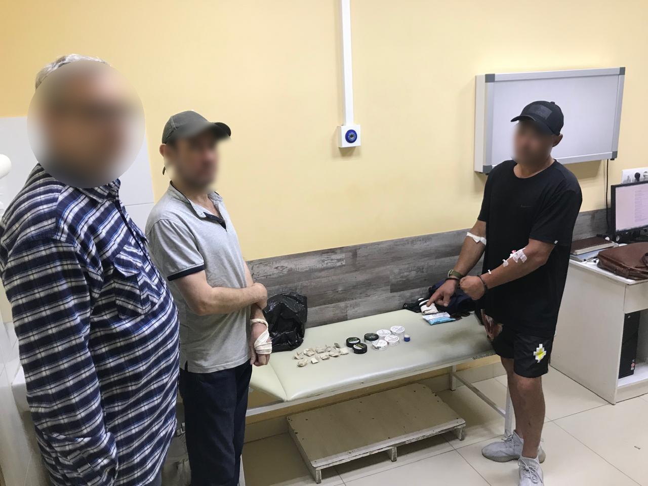 Мужчину без сознания госпитализировали в Евпатории. При нем были свертки с "сюрпризом" – марихуаной. После оказания медпомощи пациент оклемался, но тест на наркотики проходить не стал, из-за чего его привлекли к админответственности, рассказали в МВД по Крыму. Экспертиза подтвердила, что изъятые свертки напичканы каннабисом более 20 граммов , но это еще не все. Дома у мужчины оказалось полно такого "добра": "Обнаружены и изъяты три полимерных пакета и одна банка с каннабисом общей массой более 800 граммов. По данным фактам возбуждены уголовные дела", — говорится в сообщении. Крымчанин уже ранее был судим. Сейчас он находится под стражей.