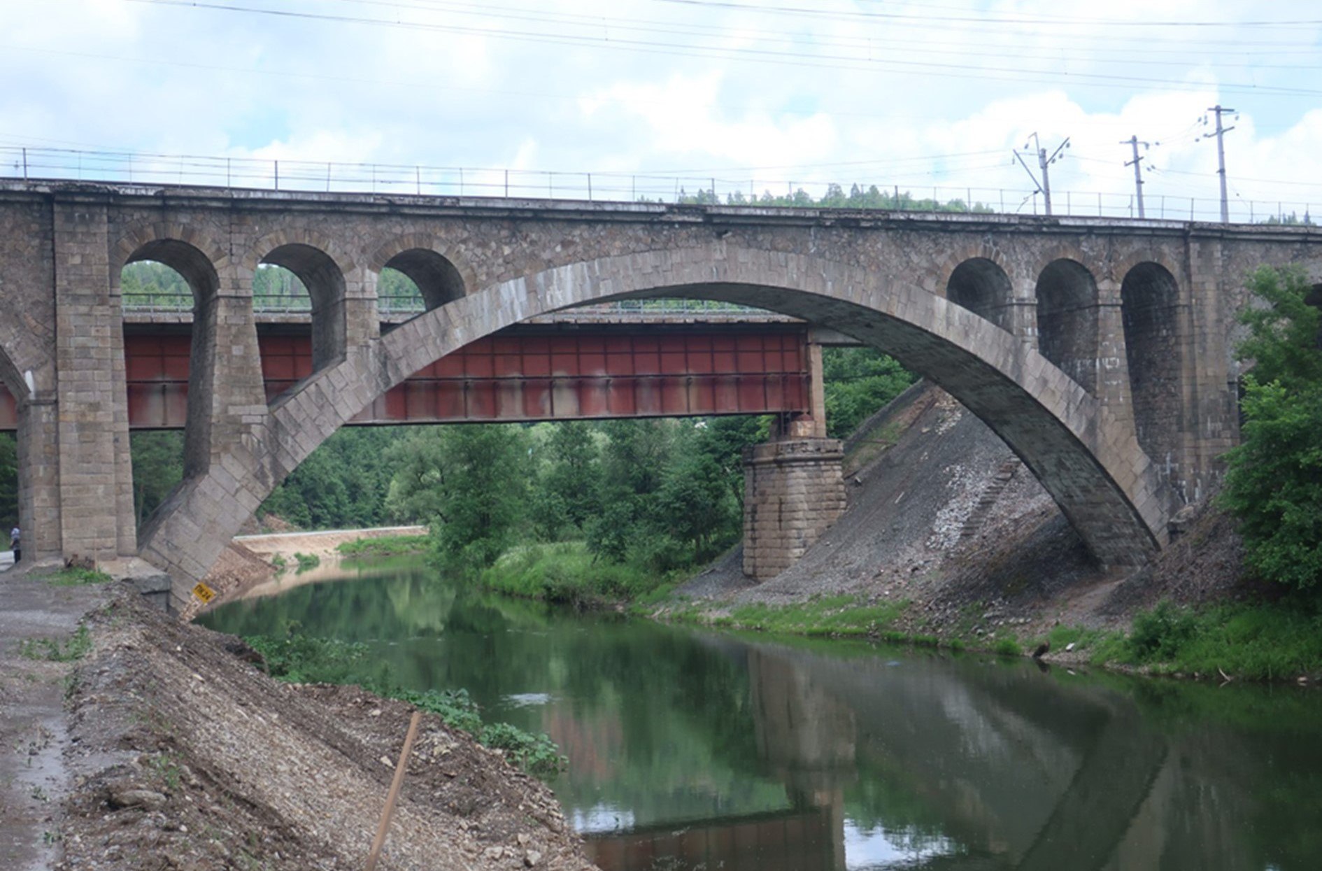 Построенный женщиной старинный мост на Южном Урале стал памятником культурного наследия gubernia74 ru articles society 1136935 В реестр объектов культурного наследия Челябинской области включили Никольский железнодорожный мост через реку Сим построенный в 1930 м году в Ашинском округе в шести километрах к востоку от Миньяра Мост представляет собой монументальную железобетонную конструкцию из четырех арок облицованную бутовым камнем t me chgub