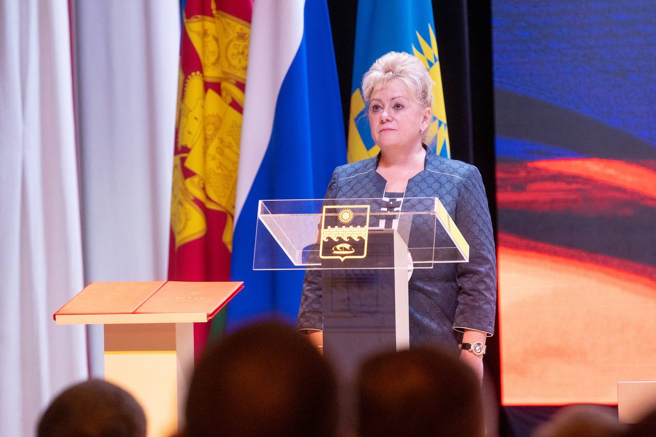 Светлана Маслова вступила в должность главы Анапы В мероприятии принял участие заместитель главы региона Александр Топалов От имени губернатора он поздравил Светлану Маслову и вручил ей удостоверение Ваш богатый опыт руководящей работы и умение принимать эффективные решения в условиях вызовов безусловно найдут достойное применение на этом ответственном посту Анапа стратегически важный муниципалитет Краснодарского края главный семейный курорт страны с богатой историей современным туристическим комплексом сферой гостеприимства большим инвестиционным потенциалом Сегодня город продолжает переживать последствия чрезвычайного происшествия из за разлива нефтепродуктов в Черном море Важно поддерживать предприятия курортной отрасли сделать все возможное для сохранения стабильной работы экономики говорится в приветственном адресе Вениамина Кондратьева Светлана Маслова родилась 12 июля 1967 года в Анапе Трудовую деятельность начала в 1984 году в финансовом отделе Калининградского горисполкома Прошла путь от экономиста до главы администрации городского округа Калининграда С 2019 по 2020 годы работала вице президентом по управлению социальным развитием и взаимодействию с органами власти ООО Автотор Холдинг Менеджмент С 2020 года до настоящего времени была заместителем Председателя Совета министров Республики Крым   Быть в курсе Мы в MAX