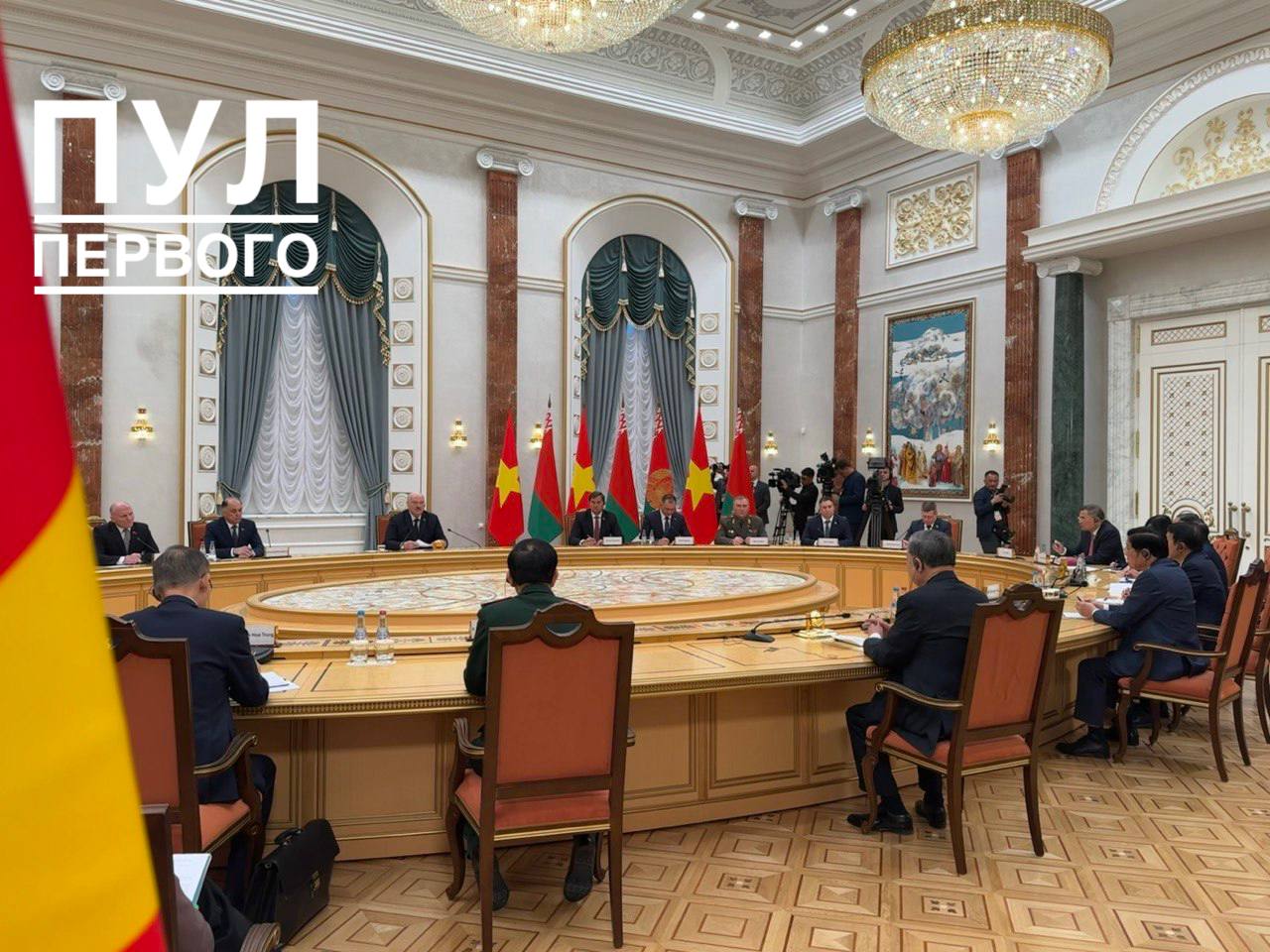 Активизироваться в экономике. Александр Лукашенко о главной задаче в сотрудничестве с Вьетнамом  Президент Беларуси предлагает:   наращивать поставки во Вьетнам белорусских товаров;  создавать совместное производство техники;  обмениваться технологиями.