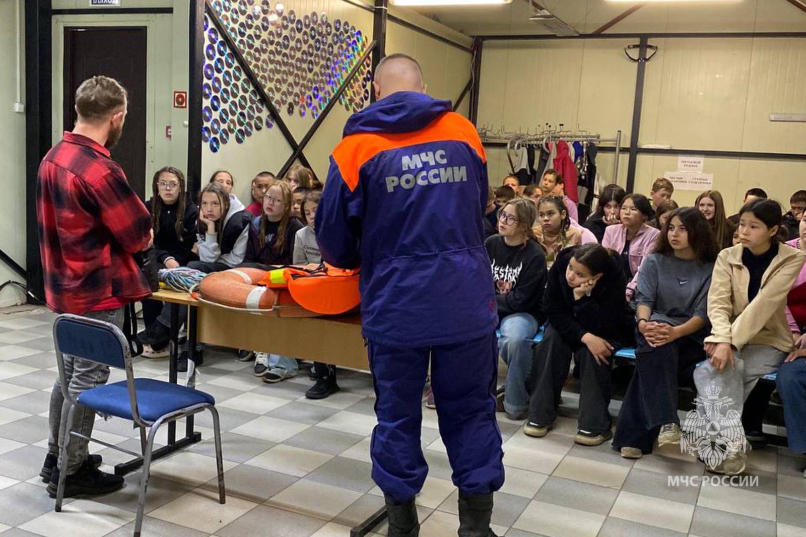 Воспитанникам детского лагеря «Альбатрос» напомнили о безопасности на воде Совместное мероприятие спасателей Камчатского спасцентра МЧС России и волонтёров-медиков прошло в детском оздоровительном лагере «Альбатрос». Специалисты беседовали с детьми о профилактике утопания на открытых водоемах и об оказании первой помощи пострадавшим на воде. Во время встречи спасатели напомнили ребятам, что купание на открытых водоемах Камчатского края запрещено в любое время года. Также дети смоги сами опробовать средства спасения утопающих. Школьникам показали как пользоваться концом Александрова, как правильно надеть спасательный жилет и помочь утопающему спасательным кругом.