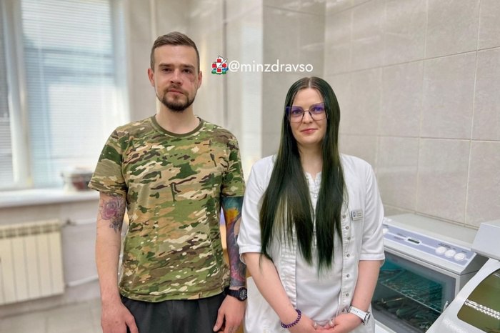 Свердловские хирурги восстановили лицо военному В Екатеринбурге хирурги восстановили лицо участнику СВО, который получил тяжелое ранение осколком. Как рассказали в пресс-службе Минздрава региона, в свердловский госпиталь для ветеранов войн уралец попал с множественными повреждениями костей глазницы и верхней челюсти. Также, из-за большого рубца под глазом у него сильно деформировалось лицо, и была угроза потери зрения. Врачи с помощью компьютерной томографии создали 3D-модель черепа пациента, чтобы спланировать операцию до мельчайших деталей. Также они разработали и изготовили персонализированные импланты из биосовместимого материала, которые идеально подходили под анатомию военного. Это дало возможность минимизировать риски и добиться максимально естественного восстановления. Пациента ждет ещё одна операция, но уже чуть менее серьёзная.