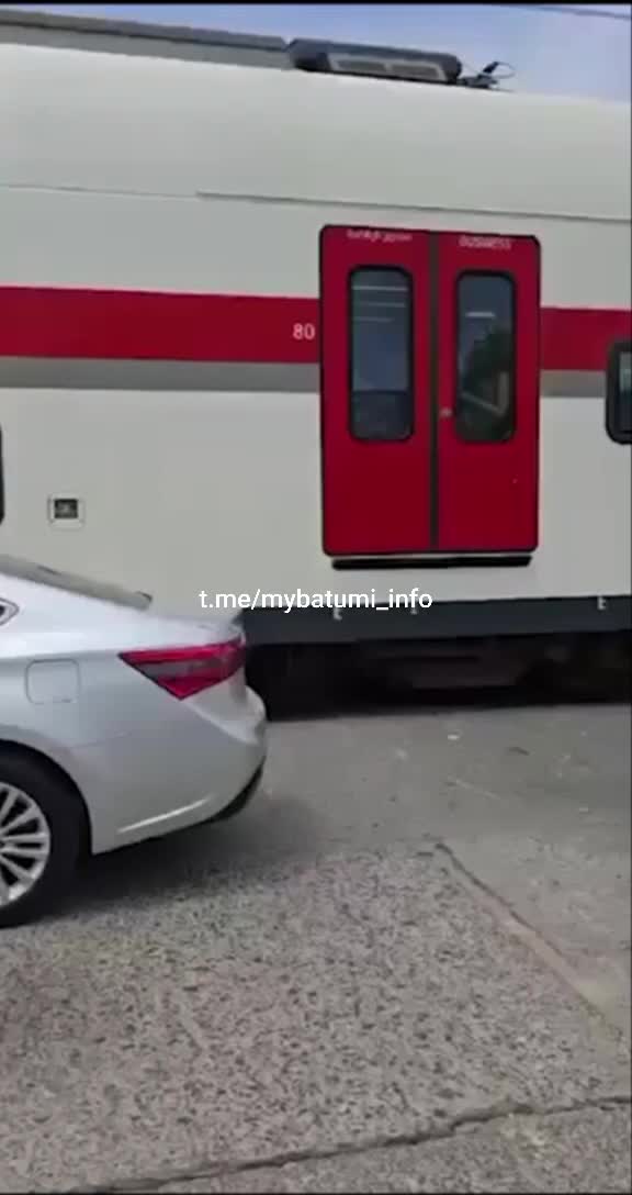Поезд Тбилиси-Батуми столкнулся с легковым автомобилем, никто не пострадал