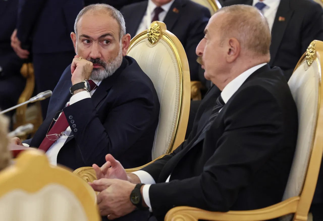 Пашинян заявил об интеграции энергосистем Армении и Азербайджана Премьер Армении назвал риск военной эскалации практически невероятным и связал удешевление дизтоплива с установленным миром Подробнее Между Арменией и Азербайджаном установлен мир а риск военной эскалации на границе оценивается как практически невероятный Об этом заявил премьер министр Армении Никол Пашинян выступая 21 января на правительственном часе в парламенте Глава правительства сослался на годовой доклад Службы внешней разведки Армении согласно которому вероятность нового военного столкновения между двумя странами минимальна По словам Пашиняна по всей протяженности армяно азербайджанской границы на текущий момент царит идеальный мир Премьер отметил что дипломатическая работа по институционализации и укреплению мира продолжается при этом за последний период произошло качественное изменение атмосферы в двусторонних отношениях в том числе в публичной риторике сторон В этом контексте Пашинян сообщил о снижении цены на дизельное топливо в Армении примерно на 20 процентов предложив рассматривать это как одно из последствий мирной ситуации в том числе на фоне начала сельскохозяйственных работ Вы спрашиваете какие взаимные преимущества получает Республика Армения Стыдно что мы этого не замечаем но часть этих преимуществ мы уже получили Цена на бензин снизилась примерно на 20 процентов подешевело дизельное топливо Я могу ошибаться в цифрах но факт снижения очевиден Кроме того в Армению импортируется пшеница из России и Казахстана разными компаниями Разве это не взаимные преимущества сказал он В ходе обсуждения премьер сообщил что энергосистемы Армении и Азербайджана будут интегрированы а обе страны смогут на взаимных условиях пользоваться возможностями импорта и экспорта Об этом он заявил отвечая на вопрос депутата парламента Энергетические системы Армении и Азербайджана будут соединены и обе страны будут взаимно пользоваться возможностями импорта и экспорта на одинаковых условиях заявил Пашинян отвечая на вопрос депутата парламента Во вторник в Давосе президент Азербайджана Ильхам Алиев заявил что Баку и Ереван закрыли страницу войны Будьте в курсе последних новостей с TRT на русском