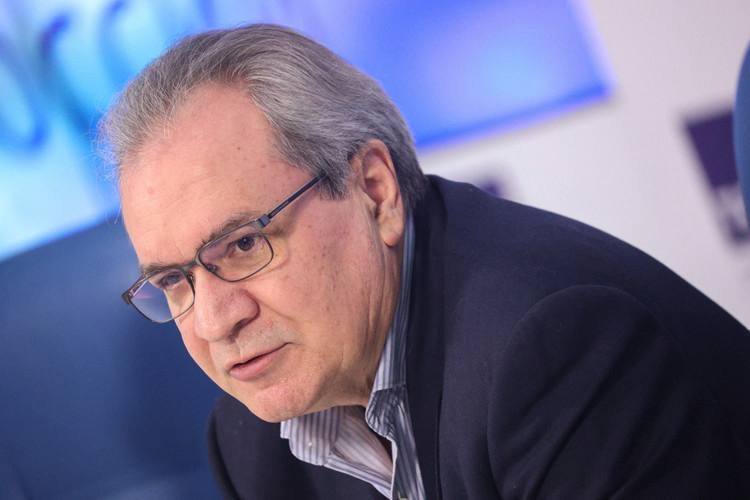 Демонстративные намазы мусульман в метро являются провокацией Такое мнение высказал глава совета при президенте по правам человека Валерий Фадеев Когда в метро на грязном полу раскладывают молельные коврики начинают как бы демонстративно вызывающе молиться это противоречит на мой взгляд установкам подлинного ислама Это провокация Извините я не мусульманин но скажу что это неправильно сказал он Фадеев назвал совершение намаза в общественном транспорте попыткой спровоцировать не очень грамотных людей именно в эту минуту начинать молиться и использовать их для достижения каких то политических целей