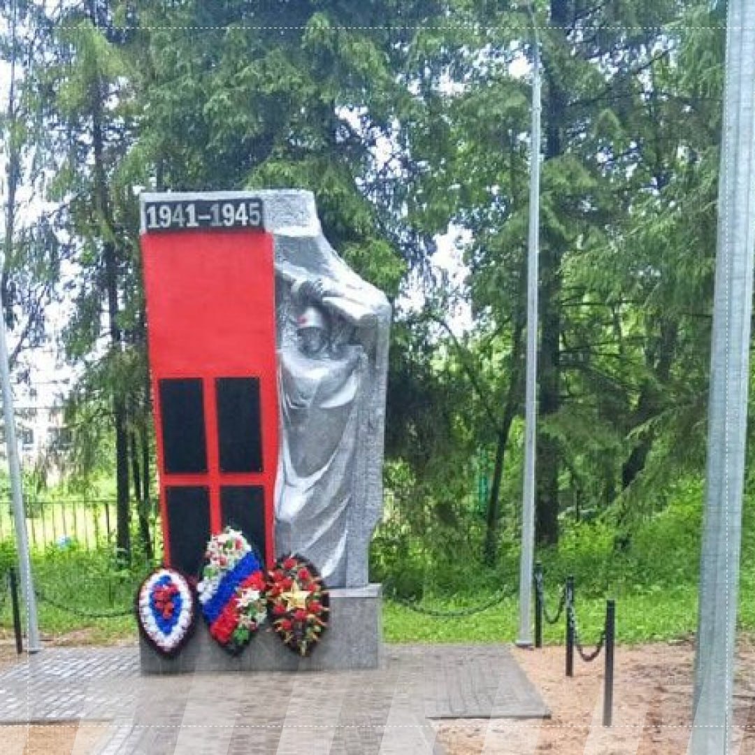 В Ярославской области обновили четыре значимых памятника. Работы прошли в рамках губернаторской программы по восстановлению воинских захоронений и мемориальных объектов. Обновлены: Углич: Мемориал работникам ремонтно-механического завода, погибшим в годы войны. Проведён ремонт памятника, укладка плитки, благоустройство территории с зелёными насаждениями. д. Высоково Большесельский округ : Капитальный ремонт обелиска с заменой покрытия, установкой освещения и видеонаблюдения. Борисоглебский округ: Памятник воинам ВОВ получил новое плиточное покрытие и обновлённый внешний вид. д. Иванищево Ярославский округ : Благоустройство памятника участникам ВОВ с организацией архитектурной подсветки и пешеходных зон. Подписаться Прислать новость
