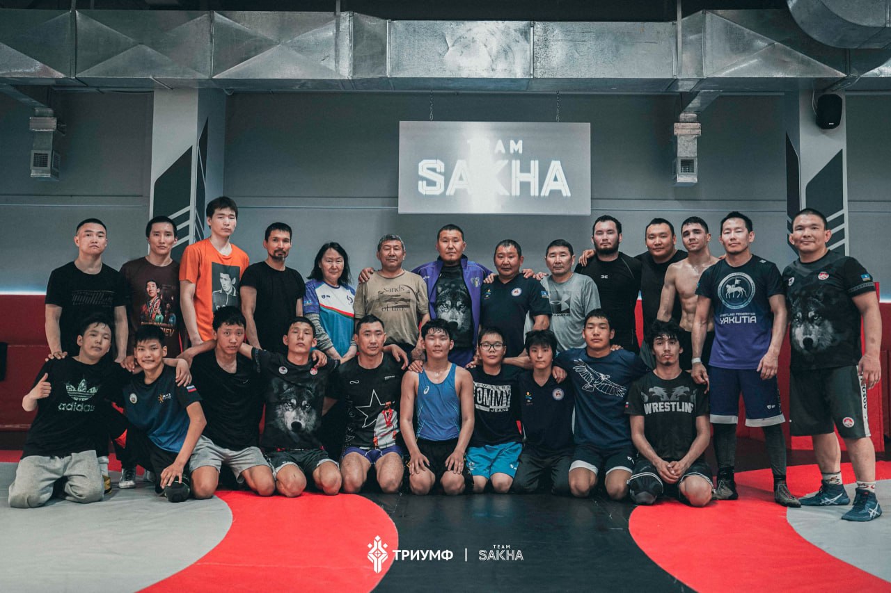 Сурдоборцы примут участие на Кубке России Определен состав сборной Саха для участия на Кубке России по вольной и греко римской борьбе среди спортсменов с нарушением слуха Соревнования состоятся 5 декабря В команду под руководством главного тренера победителя Сурдлимпийских игр Василия Стрекаловского вошли пять борцов Сборную Саха по вольной борьбе представят Кирилл Охлопков 57 кг Будимир Трофимов 65 кг Арылхан Гаврильев 70 кг А также Александр Егоров 55 кг и Тимофей Стручков 60 кг выступят в греко римской борьбе triumphsakha teamsakha