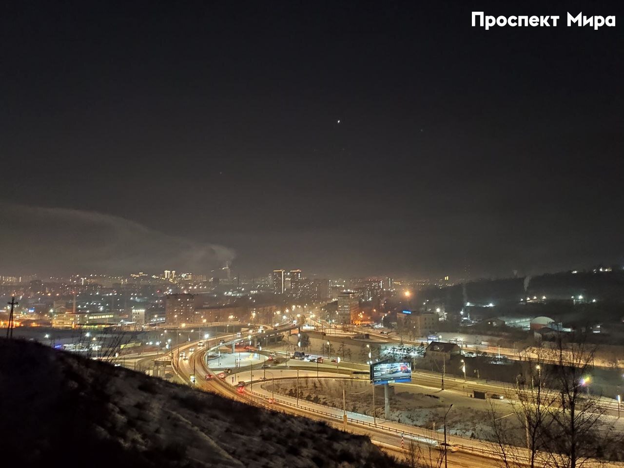 Красноярск снова накрыл смог, датчики горят желтым и черным. Где дышится хуже всего?  По данным сервиса nebo.live, воздух загрязнен во всех районах Красноярска. Хуже всего дышится на улицах Менжинского, Железнодорожников, Красной Армии,  Маерчака, Декабристов и Киренского.  Датчики минэкологии края горят зеленым и превышения не фиксируют.