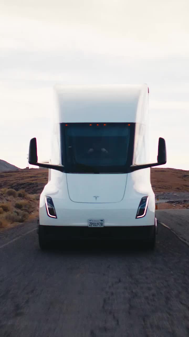 Tesla запускает массовое производство электрогрузовиков Semi в 2023 году