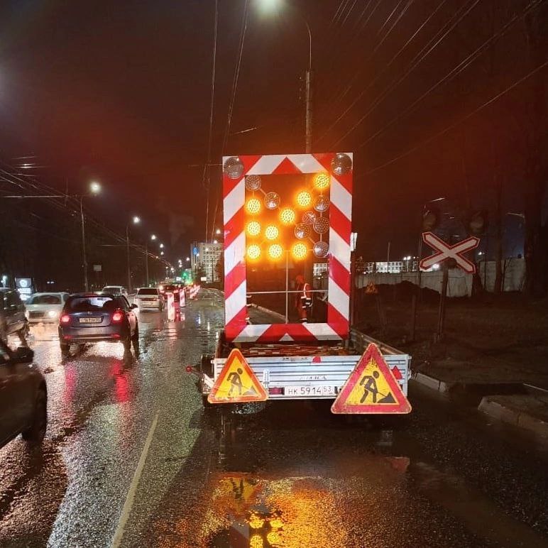 Во время ремонта участка Большой Санкт-Петербургской улицы образовались пробки  31 января и 1 февраля на участке от площади Строителей до ул. Черепичная проходят дорожные работы, в рамках которых устраняют аварийные разрушения асфальтобетонного покрытия.   В связи с проведением работ движение транспорта на указанном участке временно ограничено. Как и ожидалось, образовались автомобильные пробки.