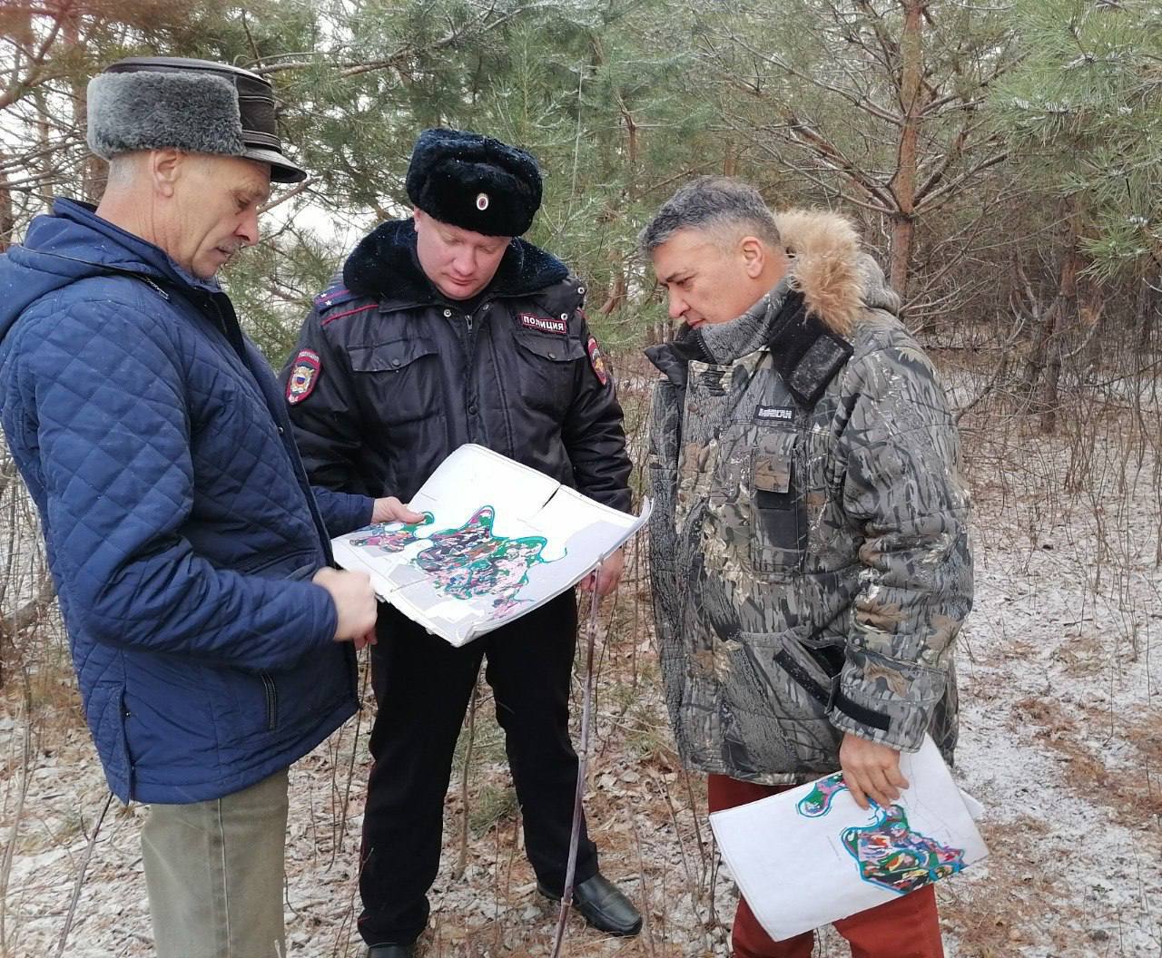 В Оренбургской области снижается количество случаев незаконной рубки леса   С начала года на территории лесного фонда Оренбургской области зафиксировано 47 случаев незаконной рубки лесных насаждений, вырублено 99 кубометров – в 2,5 раза меньше, чем в прошлом году. Три человека привлечены к уголовной ответственности и 38 – к административной.   Сокращению правонарушений способствуют обновление лесоохранной техники и оборудования, совершенствование системы контроля территории. С 2019 года для осуществления патрулирования лесного фонда и лесной охраны в Оренбуржье приобретено 47 новых автомобилей, 9 снегоходов, 42 набора измерительных инструментов, 42 навигатора, 138 персональных видеорегистраторов, 179 фотоловушек, 23 фотоаппарата.   Серьезное внимание уделяется профилактической работе. Например, в Оренбуржье ежегодно проводится межведомственная операция «Елочка». Ее цель – предотвращение незаконной рубки хвойных насаждений в предновогодний период. В 2024 году она начнется 1 декабря. В работе примут участие сотрудники правоохранительных органов, общественных организаций.    В прошлом году в рамках операции «Елочка» состоялось 132 совместных рейда с представителями правоохранительных органов и 564 рейда самостоятельно провели государственные лесные инспекторы. Фактов незаконной рубки хвойных деревьев не зафиксировано.   Наиболее масштабное преступление в данной сфере выявлено в 2021 году. Ущерб лесному фонду от незаконной заготовки новогодних елей тогда составил 11,2 млн рублей. Виновные привлечены к уголовной ответственности.  Лесные массивы занимают лишь 4,7 % площади Оренбургской области и являются частью уникальной природы степного региона. Лес, кроме своей естественной роли в экосистеме выполняет хозяйственную, водоохранную, противоэрозионную, рекреационную и другие функции.