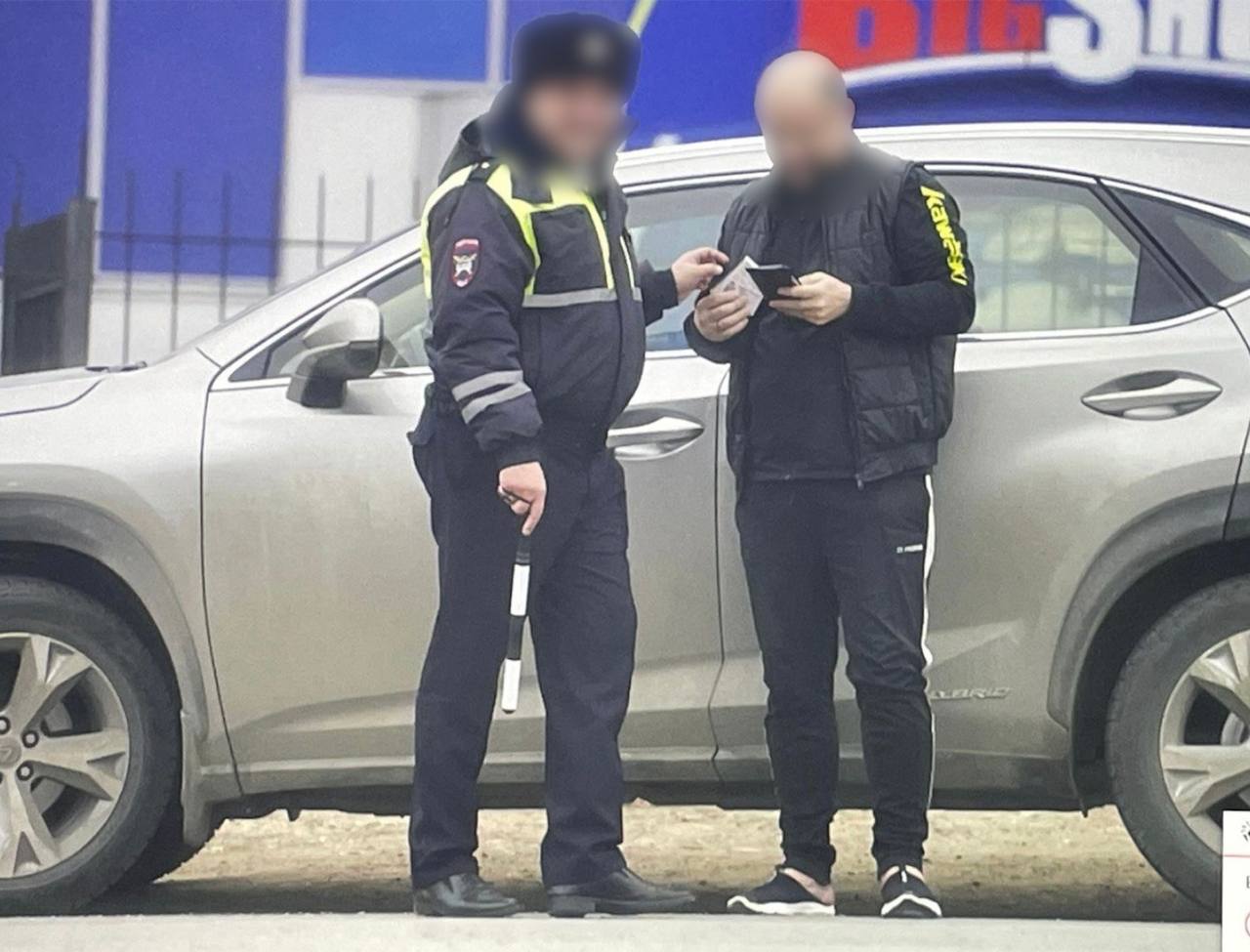 В Симферополе двоих сотрудников ГИБДД осудили за взятки Киевский районный суд Симферополя вынес приговор двум руководителям специализированного батальона дорожно-патрульной службы ГИБДД МВД по Республике Крым к 8 и 10 годам лишения свободы. В феврале 2024 года в районе одной из АЗС в Симферополе подсудимые потребовали деньги у водителя за отказ проводить освидетельствование на состояние опьянения и непривлечение к административной ответственности. «При получении взятки сотрудники ГИБДД задержаны с поличным», — сообщили в пресс-службе УФСБ России по Крыму и Севастополю. Противоправную деятельность пресекли сотрудники УФСБ России по Крыму и Севастополю совместно с ГУСБ МВД России. : УФСБ РФ по Крыму и Севастополю ВЕСТИ КРЫМ