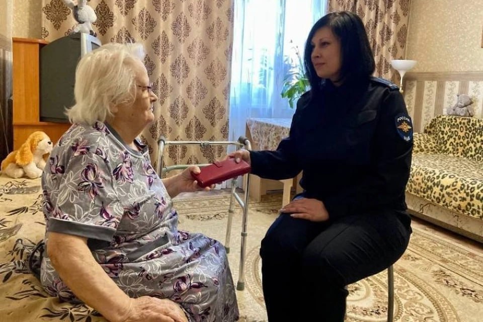 Прикинулся добросердечным: житель Озерска успел обокрасть 92-летнюю бабушку, пока переводил ее через дорогу  В Озерске мужчина украл все деньги у 92-летней пенсионерки. Горожанин подскочил к бабушке на улице и предложил перевести ее через дорогу. Как вскоре выяснилось, помочь пожилому человеку он решил вовсе не из альтруизма. Десятка шагов через улицу под руку с пенсионеркой хватило, чтобы стянуть у нее кошелек с 7 тыс. рублей.  Полицейские сумели быстро отыскать нечистого на руку «помощника». Это оказался 45-летний мужчина, у которого прежде не было проблем с законом. Кошелек вернули хозяйке, а в отношении мужчины возбудили уголовное дело о краже.