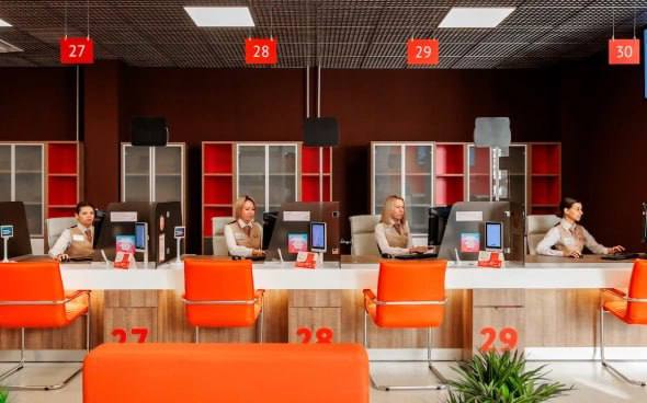 Появление многофункциональных центров Мои Документы 15 лет назад стало культурной революцией и привело к изменению целых пластов в системе государственного управления В Москве первый центр госуслуг открылся в августе 2011 года в районе Лефортово за пять лет сеть охватила все 125 районов столицы Сегодня для жителей столицы работают 139 центров Мои Документы включая восемь флагманских офисов и Дворец госуслуг на ВДНХ где предоставляется более 300 различных сервисов Изначально центры Мои Документы создавались исключительно для предоставления госуслуг но сейчас мы видим как сфера общения гражданина с государством в одних вопросах переходит из офлайна в онлайн в других же наоборот За последние три года количество посещений центров горожанами сократилось вдвое но всегда будут те кому важно прийти в центр очно И поэтому центры Мои Документы будут всегда и будут развиваться уверена заммэра Анастасия Ракова РБК Город