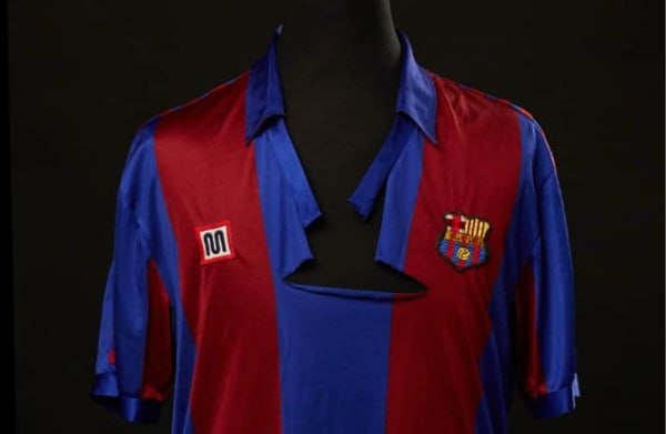 Порванную футболку Диего Марадоны продали на аукционе за 180 тысяч долларов Она ушла с молотка на торгах Matchday Football Auctions Аргентинский нападающий сыграл в ней за Барселону в финале Кубка Испании 1984 года против Атлетика из Бильбао После матча который завершился со счётом 0 1 на поле началась драка Футболисту порвали экипировку Как указано в описании лота футболку нашла в раздевалке сотрудница клуба собиравшая форму для стирки Она не смогла починить майку и оставила себе на память а потом передала владельцу бара куда часто ходили сотрудники Барселоны Его сын решил выставить футболку Марадоны на аукцион Подписаться на Говорит Москва Telegram VK MAX