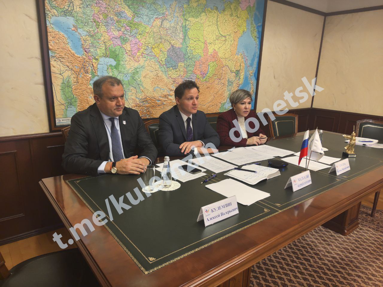 Председатель Ассоциации Совет муниципальных образований ДНР глава городского округа Донецк Алексей Кулемзин принял участие в заседании Высшего Совета и Президиума Всероссийской ассоциации развития местного самоуправления ВАРМСУ На встрече были подведены итоги работы за 2025 год а также намечены ключевые задачи на 2026 год Подведены итоги уходящего 2025 года Сопредседатель ВАРМСУ Ирина Гусева поблагодарила всех за плодотворную совместную работу Обсудили ключевые направления работы на 2026 год отметил Кулемзин ВАРМСУ СМО ДНР Подписывайтесь ВАРМСУ СМО ДНР Подписывайтесь
