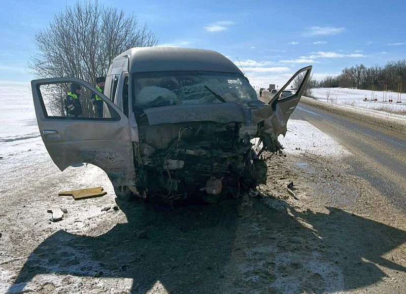 Один человек погиб и четверо пострадали в ДТП на Ставрополье  При столкновении трех автомобилей в Изобильненском округе Ставрополья один человек погиб и четверо – пострадали. Об этом сообщили в краевой Госавтоинспекции.  Трагедия произошла сегодня, 20 февраля, на автодороге Ставрополь – Изобильный – Новоалександровск – Красногвардейское.  По предварительным данным, водитель микроавтобуса «Тойота» выехал на встречную полосу и столкнулся с автомобилем «Чанган». А затем – с автомобилем «Рено», двигавшемся в попутном направлении.  Водитель автомобиля «Чанган» - 49-летний житель Ставрополя погиб на месте. Два его пассажира, а также водитель и пассажир микроавтобуса с травмами доставлены в больницу Изобильного.  Обстоятельства происшествия уточняются.